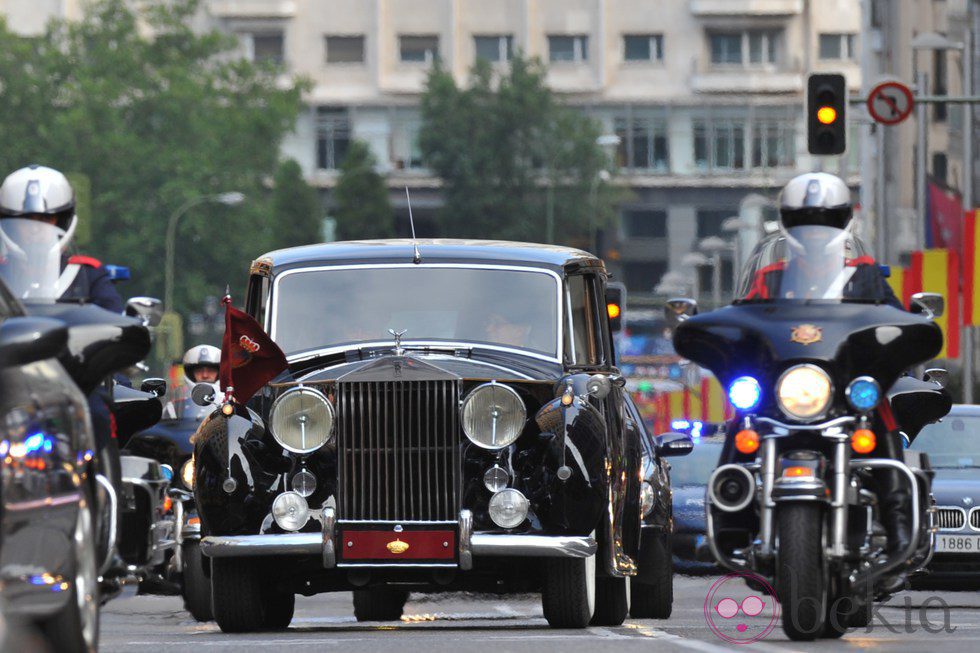 Paseo de los Reyes Felipe VI y Letizia en el Rolls-Royce de Patrimonio Nacional