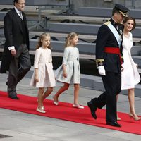 Los Reyes Felipe VI y Letizia junto a la Princesa Leonor, la infanta Sofía y el Presidente de Gobierno