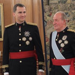 El Rey Felipe VI y el Rey Juan Carlos I tras la imposición de la Faja de Capitán General