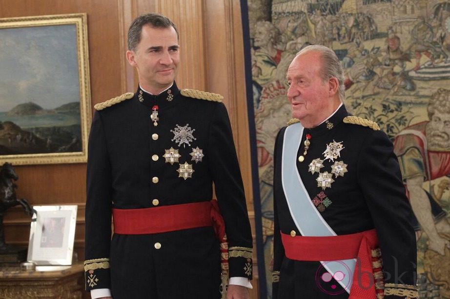 El Rey Felipe VI y el Rey Juan Carlos I tras la imposición de la Faja de Capitán General