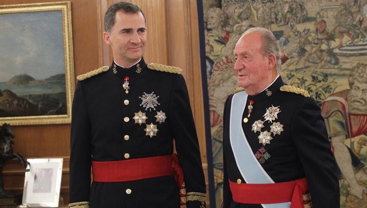 El Rey Felipe VI y el Rey Juan Carlos I tras la imposición de la Faja de Capitán General