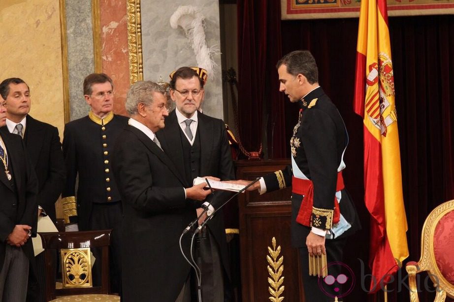 El Rey Felipe VI como Rey de España ante el presidente del Congreso y el presidente del Gobierno