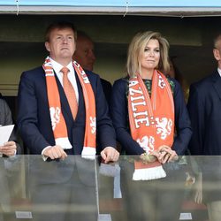 Los Reyes Guillermo y Máxima de Holanda en el partido Australia-Holanda del Mundial 2014