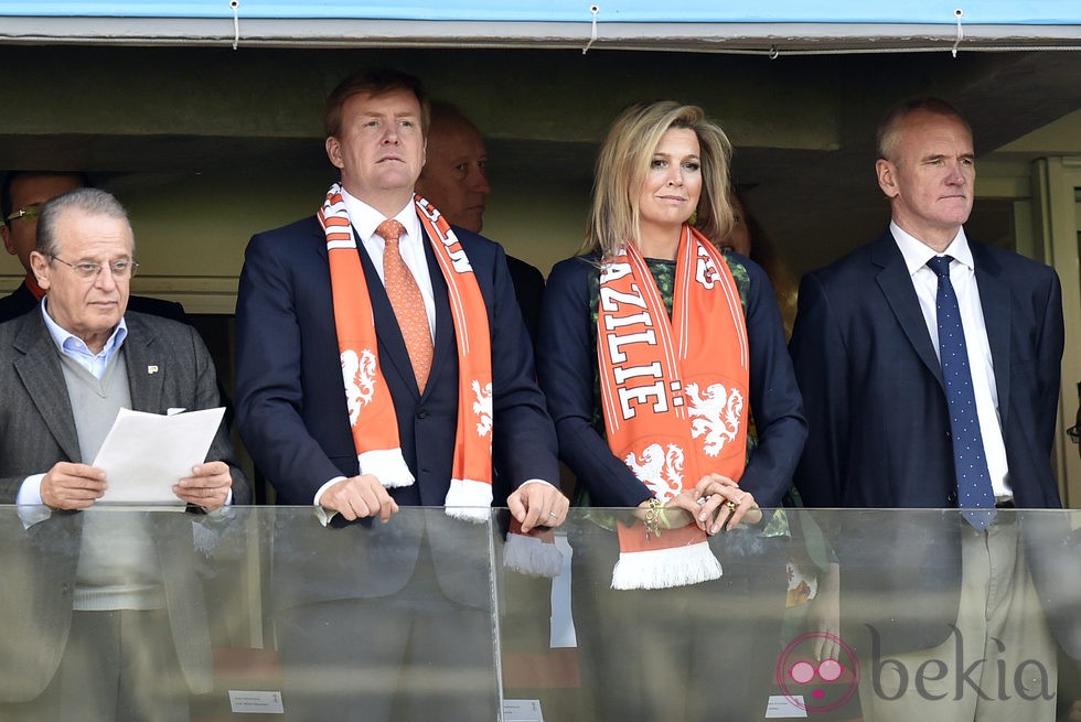 Los Reyes Guillermo y Máxima de Holanda en el partido Australia-Holanda del Mundial 2014