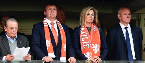 Los Reyes Guillermo y Máxima de Holanda en el partido Australia-Holanda del Mundial 2014