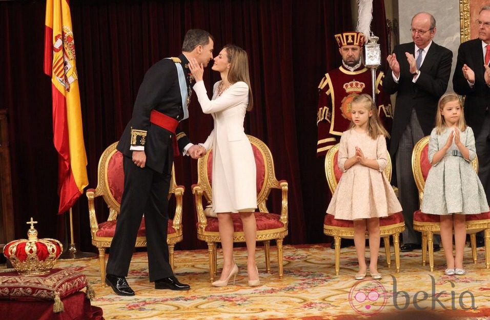 La Reina Letizia besa al Rey Felipe VI tras su primer discurso como Rey de España