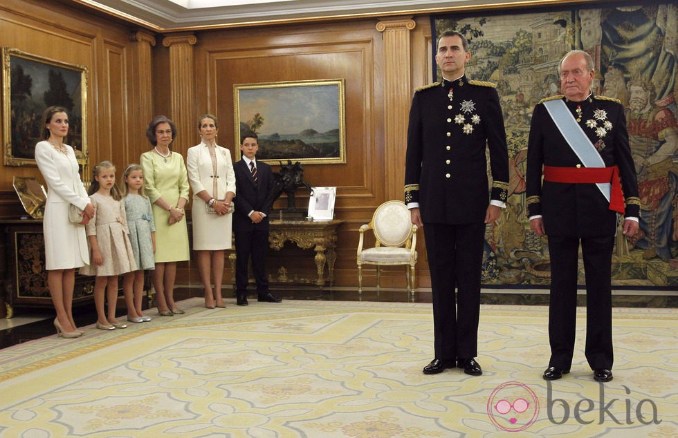 Los Reyes de España posan junto a la Reina Sofía, el Rey Juan Carlos, la Princesa Leonor, y las infantas Sofía y Elena