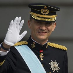 El Rey Felipe VI saluda tras su primer discurso como Rey de España