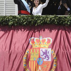 El Rey Felipe VI y la Reina Letizia desde el balcón central del Palacio Real en la proclamación de Felipe VI