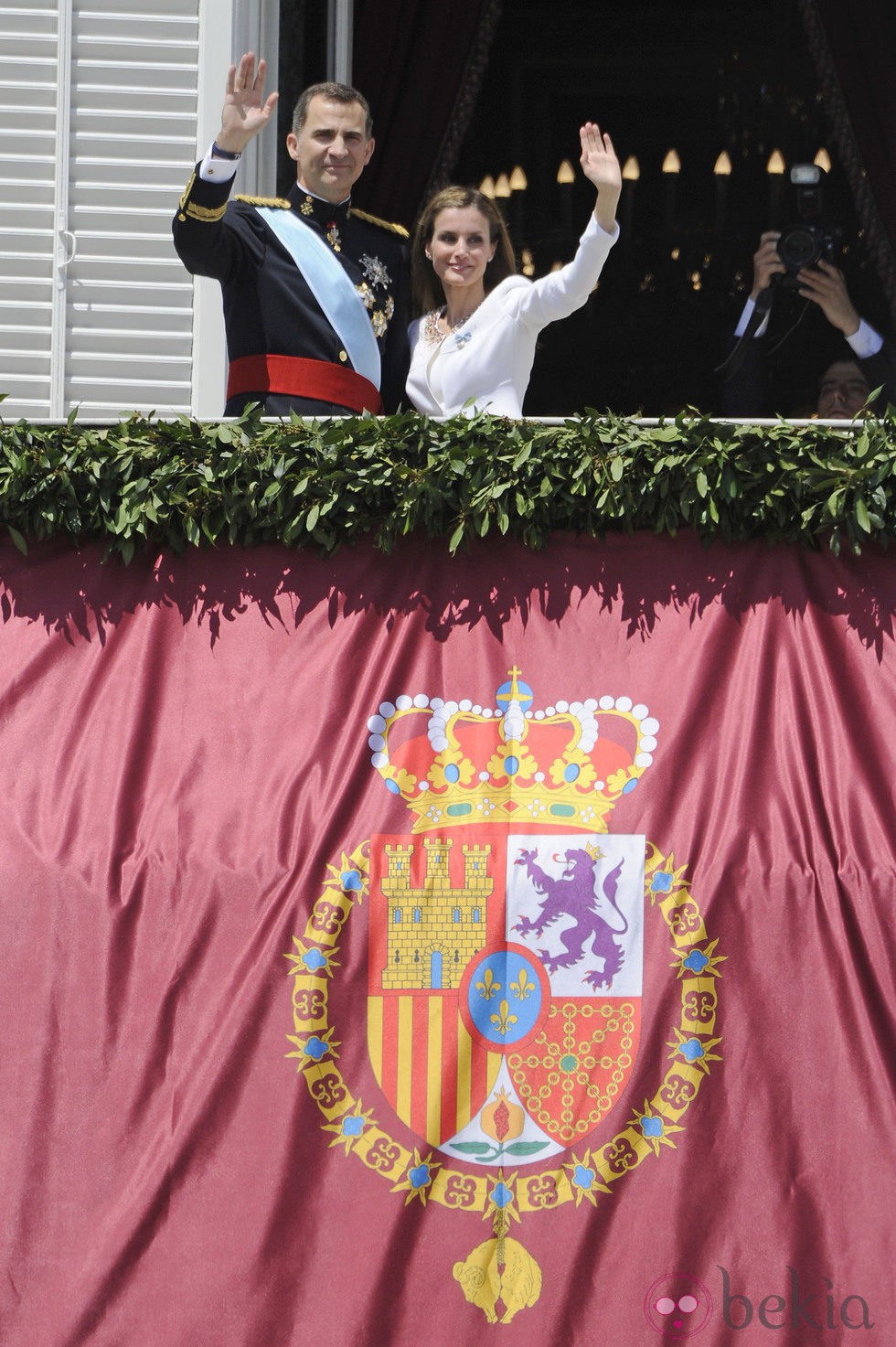 El Rey Felipe VI y la Reina Letizia desde el balcón central del Palacio Real en la proclamación de Felipe VI