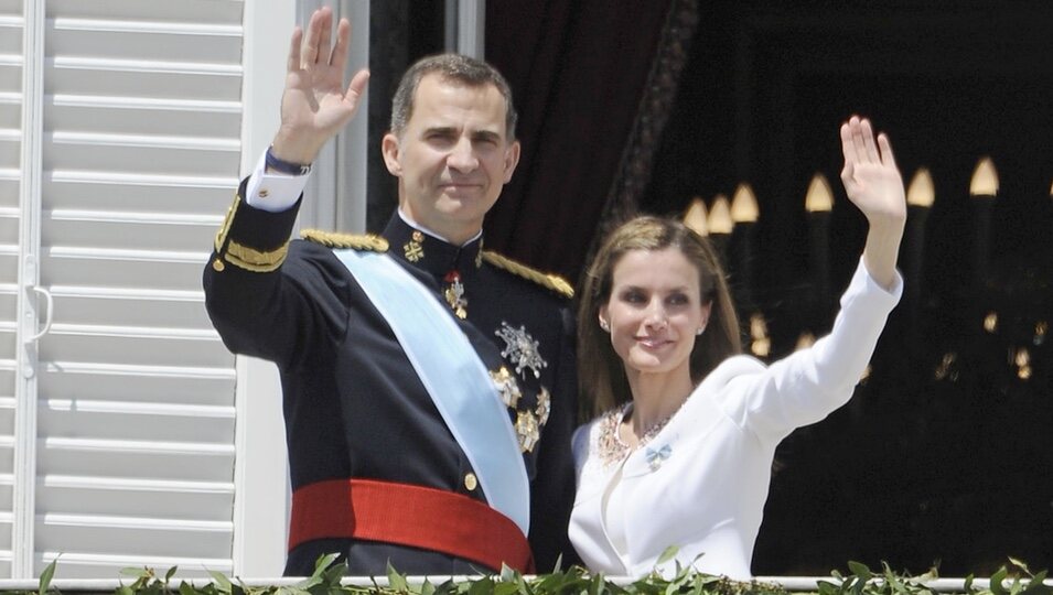 El Rey Felipe VI y la Reina Letizia desde el balcón central del Palacio Real en la proclamación de Felipe VI