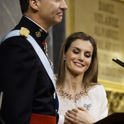 El Rey Felipe VI coge la mano de la Reina Letizia