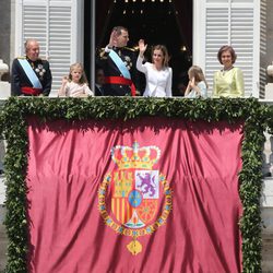 Saludo de la Familia Real al completo a la Plaza de Oriente de Madrid