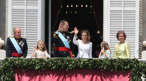 Saludo de la Familia Real al completo a la Plaza de Oriente de Madrid