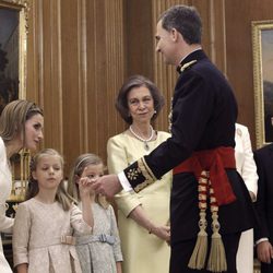 El Rey Felipe saluda a la Reina Letizia, a sus hijas, a la Reina Sofia, a la Infanta Elena y a Felipe de Marichalar tras la impisición del Fajín