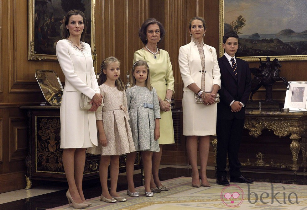 La Reina Letizia, la Princesa Leonor, la Infanta Sofía, la Reina Sofía, la Infanta Elena y Felipe de Marichalar en la imposición del Fajín de Capitán Gener