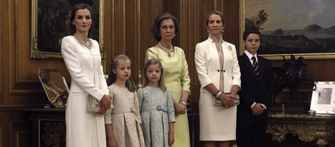 La Reina Letizia, la Princesa Leonor, la Infanta Sofía, la Reina Sofía, la Infanta Elena y Felipe de Marichalar en la imposición del Fajín de Capitán Gener