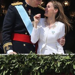 El Rey Felipe VI y la Reina Letizia en el balcón central del Palacio Real