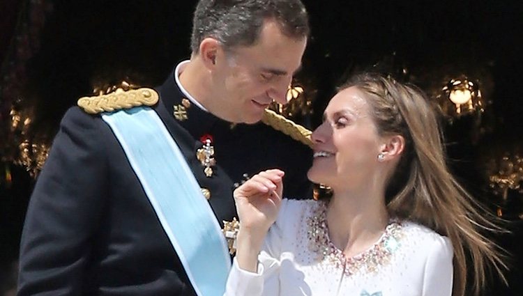 El Rey Felipe VI y la Reina Letizia en el balcón central del Palacio Real