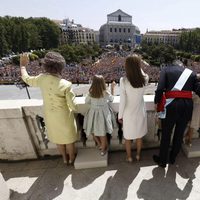 La Familia Real saluda a los ciudadanos desde el balcón central del Palacio Real