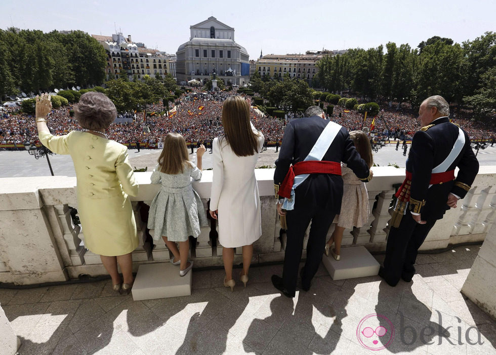 La Familia Real saluda a los ciudadanos desde el balcón central del Palacio Real