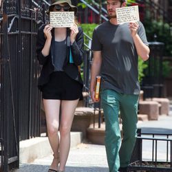 Emma Stone y Andrew Garfield solidarios ante los paparazzis en Nueva York