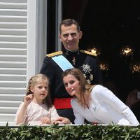 La Reina Letizia escucha a la Princesa Leonor en el balcón del Palacio Real en la proclamación del Rey Felipe VI