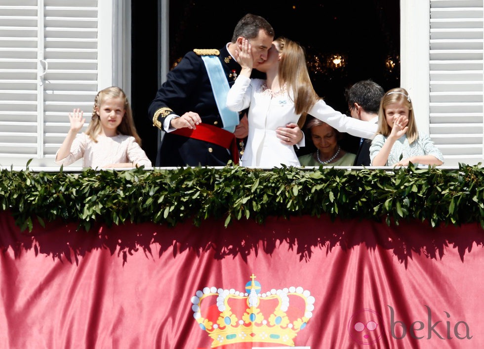 Los Reyes se dan un beso junto a la Princesa Leonor y la Infanta Sofía en la proclamación de Felipe VI