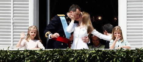 Los Reyes se dan un beso junto a la Princesa Leonor y la Infanta Sofía en la proclamación de Felipe VI