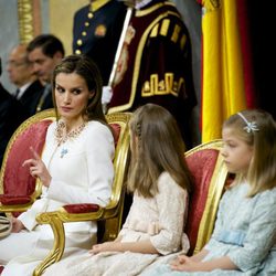 La Reina Letizia hace un gesto a la Princesa Leonor y a la Infanta Sofía para que se porten bien en la proclamación de Felipe VI