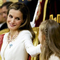 La Reina Letizia sonríe a la Princesa Leonor en la proclamación del Rey Felipe VI