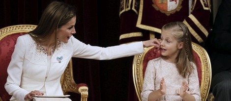 La Reina Letizia hace un gesto cariñoso a la Princesa Leonor en la proclamación de Felipe VI