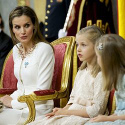 La Reina Letizia mira a la Princesa Leonor y la Infanta Sofía en la proclamación de Felipe VI