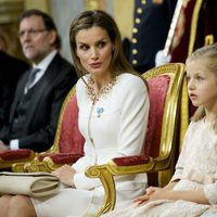 La Reina Letizia mira a la Princesa Leonor y la Infanta Sofía en la proclamación de Felipe VI