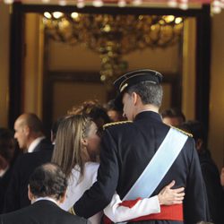 Los Reyes Felipe y Letizia abrazados durante la proclamación de Felipe VI