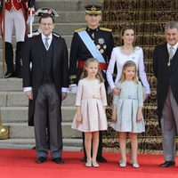 Los Reyes, la Princesa Leonor y la Infanta Sofía con el presidente del Gobierno, el del Congreso y el del Senado en la proclamación de Felipe VI