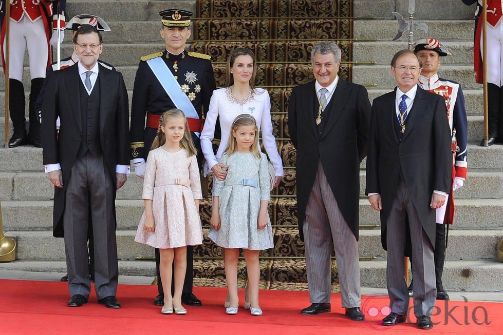 Los Reyes, la Princesa Leonor y la Infanta SofÃ­a con el presidente del Gobierno, el del Congreso y el del Senado en la proclamaciÃ³n de Felipe VI