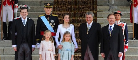 Los Reyes, la Princesa Leonor y la Infanta Sofía con el presidente del Gobierno, el del Congreso y el del Senado en la proclamación de Felipe VI