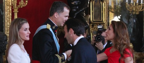 Enrique Ponce y Paloma Cuevas con los Reyes Felipe y Letizia en su primera recepción como Reyes