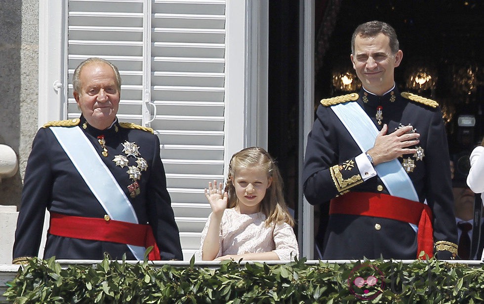 El Rey Juan Carlos, la Princesa Leonor y el Rey Felipe VI saludan desde el Palacio Real en la proclamación de Felipe VI