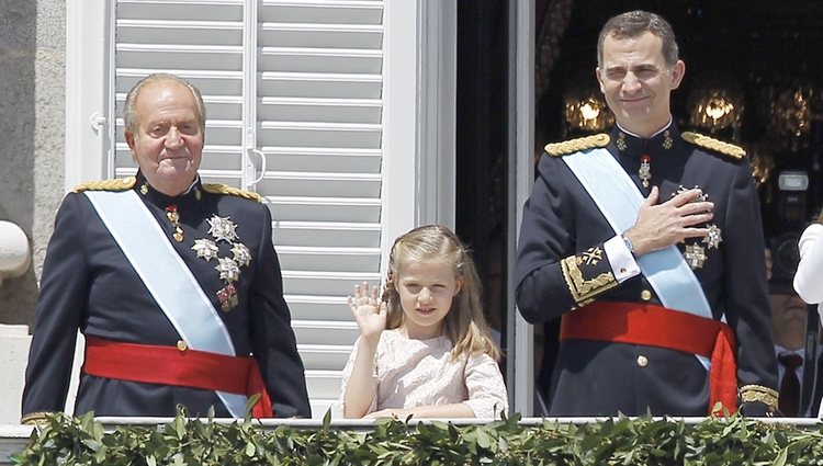 El Rey Juan Carlos, la Princesa Leonor y el Rey Felipe VI saludan desde el Palacio Real en la proclamación de Felipe VI