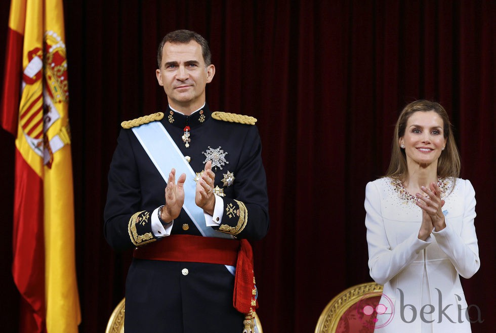 Los Reyes Felipe y Letizia aplauden en la ceremonia de proclamación del Rey Felipe VI