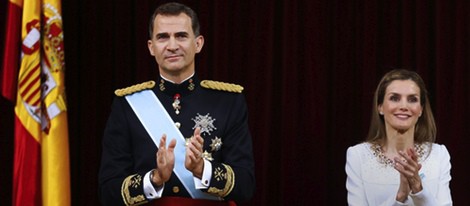 Los Reyes Felipe y Letizia aplauden en la ceremonia de proclamación del Rey Felipe VI