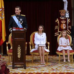 El Rey Felipe VI ofrece su primer discurso tras ser proclamado junto a la Reina Letizia y sus hijas