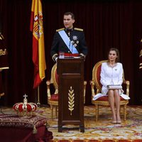 El Rey Felipe VI ofrece su primer discurso tras ser proclamado junto a la Reina Letizia y sus hijas