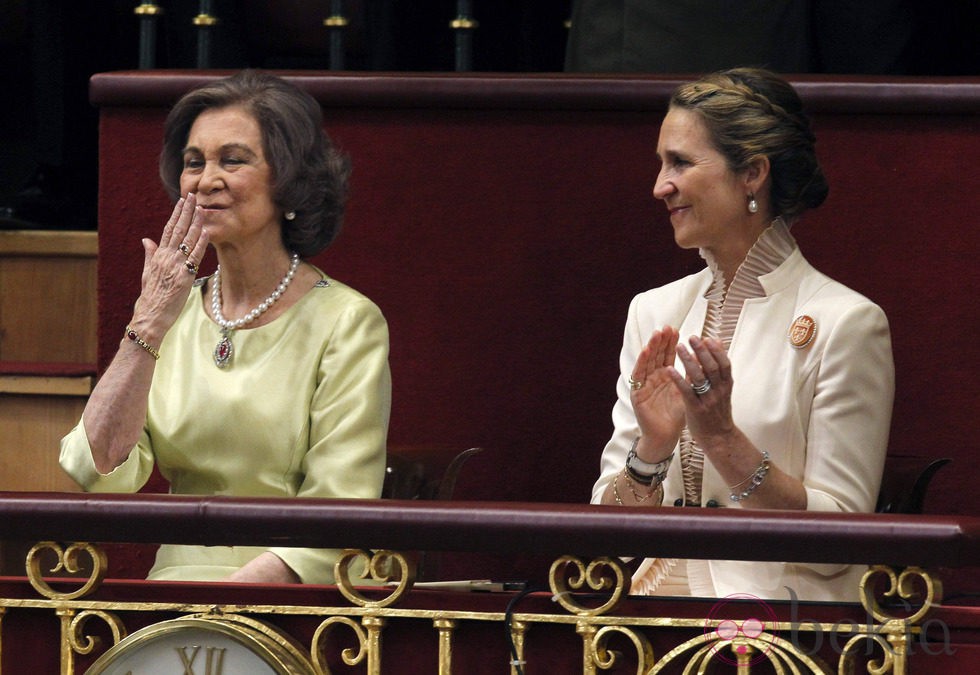 La Reina Sofía lanza un beso al Rey Felipe tras homenajearla en su discurso de proclamación