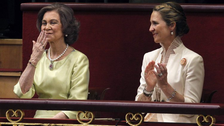 La Reina Sofía lanza un beso al Rey Felipe tras homenajearla en su discurso de proclamación