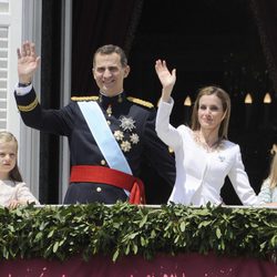 Los Reyes Felipe y Letizia, la Princesa Leonor y la Infanta Sofía saludan desde el Palacio Real tras la proclamación