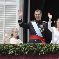 Los Reyes Felipe y Letizia, la Princesa Leonor y la Infanta Sofía saludan desde el Palacio Real tras la proclamación