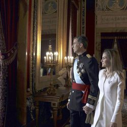 El Rey Felipe VI y la Reina Letizia momentos antes de saludar desde el Palacio Real en la proclamación de Felipe VI